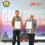 Direktur Operasi SIG, Reni Wulandari (kanan), didampingi Direktur Operasi PT Semen Gresik, Benny Ismanto, membawa Penghargaan Utama kategori Aspek Pengelolaan Keselamatan Pertambangan Mineral dan Batubara pada ajang Good Mining Practice Award 2023. Foto: Ist