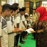 Gubernur Khofifah menghadiri Halal Bihalal dengan pegawai Dinas Pendidikan Prov Jatim, Kepala Sekolah SMA/SMK se-Jatim, serta pegawai dari Badan Pengembangan Sumber Daya Manusia (BPSDM) Provinsi Jatim di Islamic Center Surabaya. foto: ist