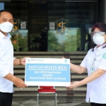 Wali Kota Surabaya Eri Cahyadi menerima bantuan dari Himpunan Wiraswasta Minyak dan Gas (Hiswana Migas), BPJS Kesehatan, dan Kawan Lama Foundation di halaman Balai Kota Surabaya, Senin (12/7/2021). (foto: ist)