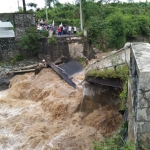 Jembatan putus yang menghubungkan Kecamatan Pandaan dan Gempol.