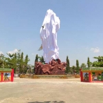 Patung raksasa Kwan Sing Tee Koen yang sudah dibungkus kain putih. foto: SUWANDI/ BANGSAONLINE