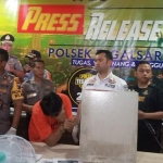 Kapolsek Tegalsari Kompol Rendy Surya Aditama menunjukkan barang bukti dan tersangka pembobolan brankas, Senin (14/10/2019).