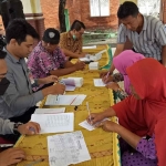 Penyerahan buku tabungan ke penerima rehab rumah di Kecamatan Perak, Jombang.