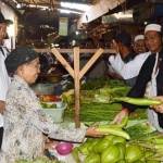 Cabup nomor urut 2 Situbondo, Ra Hamid beserta istri, membeli sayur di pasar tradisional Besuki. (foto: hadi prayitno/BANGSAONLINE)
