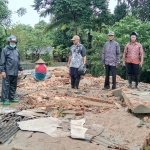 Camat Sangkapura Syamsul Arifin saat melihat puing-puing rumah warganya yang rata dengan tanah. Foto: Ist.