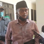 H. Farid Faisol saat diwawancarai wartawan di Kantor Pengadilan Negeri Bangkalan usai sidang.
