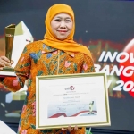 Gubernur Jawa Timur, Khofifah Indar Parawansa, saat menerima penghargaan.