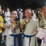 Atlet Karate Binaan RSD dr Soebandi Jember bangga menunjukkan medali yang diraih di ajang Inkai Championship.