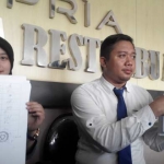 Kristin dan lawyer PT Pria Hari Cahyono menunjukan bukti lab. foto: YUDI EP/ BANGSAONLINE