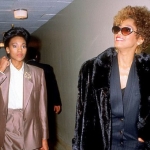Whitney Houston (kanan) dan asistennya, Robyn Crawford. foto: mirror.co.uk