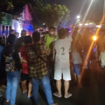 Warga yang penasaran mendatangi lokasi kejadian kecelakaan di Jalan Mojo Arum.