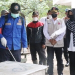 Bupati Mojokerto, Ikfina Fahmawati, dampingi Kapolres Mojokerto, AKBP Apip Ginanjar, saat mengawal proses sterilisasi pasar hewan di Desa Ngrame, Kecamatan Pungging.