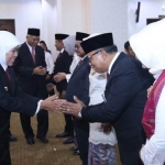 Gubernur Jawa Timur Khofifah Indar Parawansa mengucapkan selamat kepada para komisaris dan direksi dan komisaris Bank Jatim, Senin (28/10/2019). foto: istimewa/ BANGSAONLINE