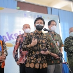 Wagub Jatim Emil Dardak meninjau vaksinasi di Graha ITS Surabaya. foto: istimewa