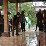 Bupati Tulungagung, Maryoto Birowo, saat mengunjungi rumah warga terdampak longsor.