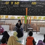 Kegiatan belajar mengenal aksara yang digelar Sekolah Alam Ramadhani. foto: ist.