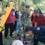Anggota TNI bersama BPBD Ngawi serta Destana saat mengikuti pelatihan bencana alam di lapangan taman candi Desa Beran, Kecamatan Ngawi pada Jumat (14/07/2023).