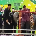Kadispora Jatim Supratomo, M.Si. dan H Abdul Muchid, S.H. menabuh gong menandai dimulainya acara pembukaan Grand Final Kejurda dan Rapat Pimpinan Pagar Nusa Jawa Timur, Jumat (20/12/2019). foto: BANGSAONLINE.com
