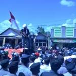 ?Ribuan massa yang melakukan demo di depan kantor KPU Bondowoso dan menghadiahi celana dalam wanita.foto:yogik mz/BANGSAONLINE