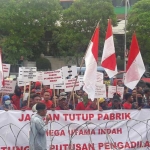 Ratusan pekerja dari PT Mega Utama Indah melakukan aksi unjuk rasa di gedung DPRD Jawa Timur. foto: DIDI ROSADI/ BANGSAONLINE