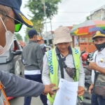 Petugas Dishub Bangkalan saat memberi surat peringatan kepada salah satu juru parkir yang tidak tertib.