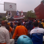 Puluhan anggota FSPMI Mojokerto mendatangi pabrik PT Sinar Sosro Rekso Company di Mojosari, Kabupaten Mojokerto, Kamis (1/3). Tampak Eka sedang berorasi di atas mobil. FOto: SOFFAN/BANGSAONLINE