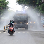 Water Canon milik Polres Lamongan saat menyemprotkan disinfektan ke jalan raya.