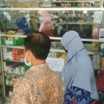 Petugas dari Dinkes Kota Pasuruan saat melakukan inspeksi mendadak di salah satu apotek.