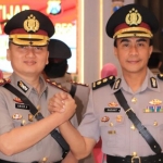 Mantan Kapolres Ponorogo AKBP Radiant (kanan) dan Kapolres baru Ponorogo AKBP Arief Fitrianto.