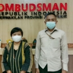 Kepala Perwakilan Ombudsman RI Jatim, Agus Muttaqin menerima kunjungan Kepala Pusat Riset dan Studi Migrasi Migrant Care, Anis Hidayah di kantornya di Jalan Ngagel Timur, Surabaya. foto: ist.