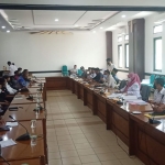 Para guru dan tenaga kependidikan honorer nonkategori saat audiensi dengan Komisi IV DPRD Pasuruan.