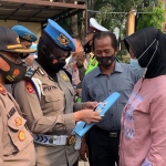 Kasi Propam Polres Pasuruan Ipda Sugiardi saat memeriksa kelengkapan salah satu anggota Polsek Gempol dalam Ops Gaktibplin dan Deteksi Dini Lahgun Narkoba. 