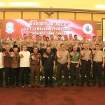 Gubernur Jawa Timur saat foto bersama dengan Jajaran Kepolisian di acara Rakor dan Anev Unit Pemberantasan Pungli Provinsi Jawa Timur Tahun 2018.