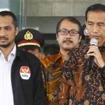 Jokowi saat mendatangi KPK. Ia tampak didampingi Ketua KPK Abraham Samad. Foto: merdeka.com