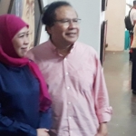 Ekonom Senior, Dr. Rizal Ramli saat menghadiri pameran lukisan bersama sahabatnya, Khofifah Indar Parawansa, Gubernur Jatim di Surabaya, beberapa waktu lalu. foto: ist.