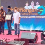 Gus Muhammad Fawait meraih penghargaan Tokoh Politik Muda Inspiratif 2022 dari PWI Jatim. Foto: Ist