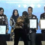 Bupati Mojokerto, Ikfina Fahmawati, saat memberi penghargaan dalam Pajak Daerah Award 2022.
