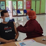 Sejumlah wartawan atau awak media di Kabupaten Tuban menjalani vaksinasi Covid-19 tahap II di Gedung Korpri Kompleks Pendopo Krido Manunggal Tuban, Selasa (2/3/2021). (foto: ist)