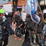 Aksi ratusan mahasiswa dari BEM se-Kabupaten Jember saat menggelar unjuk rasa memprotes sejumlah RUU.