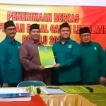 Kepala Bappeda Pamekasan Zainal Arifin (dua dari kanan) saat ikut mengantarkan berkas bacaleg PKB. 