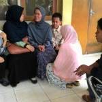 Keluarga korban ketika menunggui di Kamar Mayat RSSA Malang. foto: metrotvnews.com