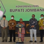 Bupati Jombang, Mundjidah Wahab, saat konferensi pers soal dampak pembangunan Jembatan Ploso.