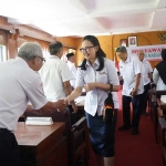 Eriani Annisa Hanindhito saat menyalami pengurus PMi Kabupaten Kediri. Foto: Ist.