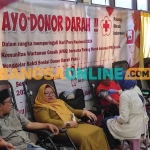 Wakil Bupati Gresik Aminatun Habibah (dua dari kiri) saat ikuti donor darah. Foto: SYUHUD/ BANGSAONLINE