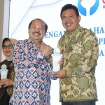 Dua penghargaan tersebut diserahkan Ketua Ombudsman RI Amzulian Rifai kepada Wakil Bupati Mojokerto Pungkasiadi.