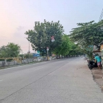 Jalan Cakung Cilincing Timur di Cakung, Jakarta Timur, tempat warga Kampung Sawah Indah melakukan long march sebagai aksi protes terhadap panti pijat plus-plus, Senin (20/11/2023). Foto: KOMPAS.com
