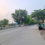 Jalan Cakung Cilincing Timur di Cakung, Jakarta Timur, tempat warga Kampung Sawah Indah melakukan long march sebagai aksi protes terhadap panti pijat plus-plus, Senin (20/11/2023). Foto: KOMPAS.com