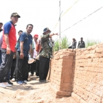 Wabup Pungkasiadi ketika menengok Situs Kumitir yang dipercaya sebagai tembok Mojopahit. 