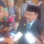 Dr. Soekarwo, Gubernur Jawa Timur saat menjawab pertanyaan wartawan usai paripurna DPRD Jatim. foto: DIDI ROSADI/ BANGSAONLINE