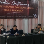 Ketua KPU Kabupaten Kediri Ninik Sunarmi (kiri) saat memberi sambutan. Foto: MUJI HARJITA/ BANGSAONLINE